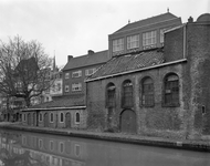 817442 Gezicht op de vervallen gebouwen op de werf van de voormalige bierbrouwerij De Boog te Utrecht, ter hoogte van ...